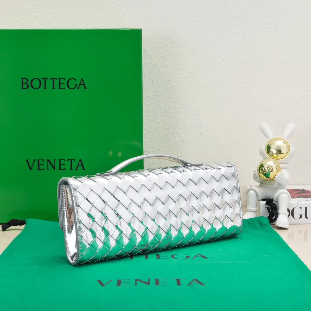The batch of 1360 BV Andiamo evening handbags has been heavily planted again~ The designer aesthetics in the era of economic downturn are back. I fall in love with it at first sight and can't put it down. It's so beautiful and full of aura. The shape and texture are very competitive. It's light in weight and has sufficient capacity. It's a must-have for fashionistas. It's suitable for many occasions, minimalist, high-end and light luxury. Model No.: 741511 Size: 31*13*3cm